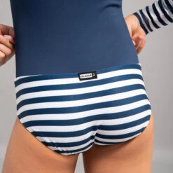 Maillot 1 Pièce Manches Longues Fille MAYA Bleu Marine 14 Maillot 1 Pièce Manches Longues Fille MAYA Bleu Marine -Le Surf Boutique maillot 1 piece manches longues fille maya bleu marine 3