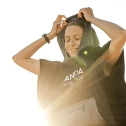 Poncho Noir Avec Poche Kangourou Zippée -Le Surf Boutique poncho noir avec poche kangourou zippee 1