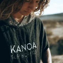 Poncho Noir Avec Poche Kangourou Zippée -Le Surf Boutique poncho noir avec poche kangourou zippee 4